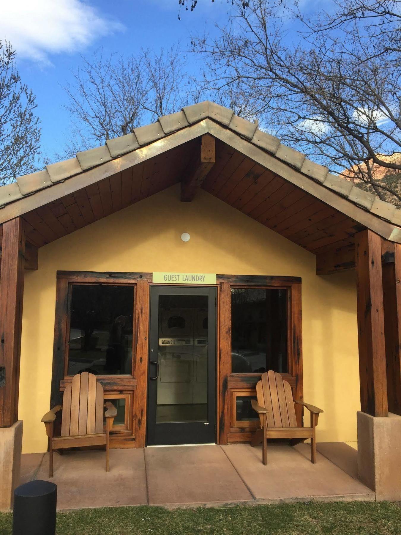 Desert Pearl Inn Спрингдейл Екстериор снимка
